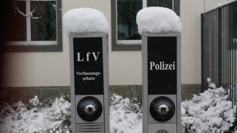 Zwei nebeneinanderstehenden Klingelsäulen von LfV und Polizei