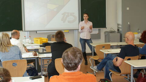Präventions-Workshop an der Karl-Rehbein-Schule Hanau Präventions-Workshop an der Karl-Rehbein-Schule Hanau. Eine Person steht in einem Klassenzimmer vor einer Gruppe Kidnern