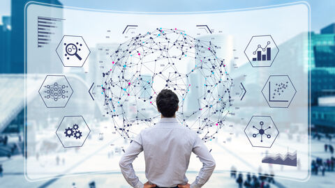 Ein Mensch steht vor einer abstrakte Darstellung einer Informationsstruktur und betrachtet diese