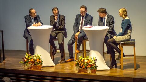 Peter Beuth, Dr. Reiner Becker, Dr. Andreas Hollstein, Thomas Kreutzmann und Heidi Benneckenstein (v.l.n.r) während der Podiumsdiskussion