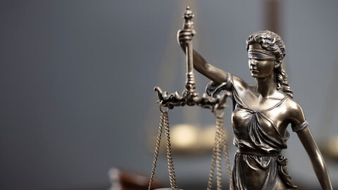 Statue der Justitia - Personifikation der Gerechtigkeit - Weibliche Statue mit verbundenen Augen und einer Pendelwaage in der Hand