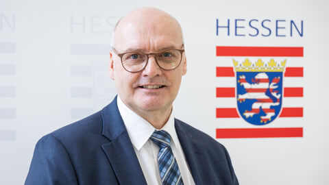 LfV-Präsident Bernd Neumann - im Hintergrund sieht man das Hessen-Wappen.