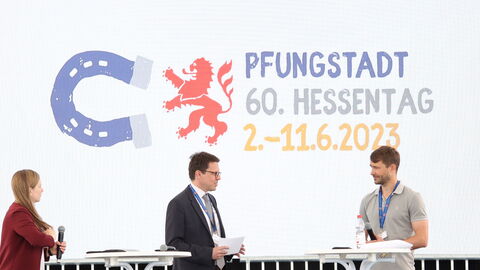 Bühnenveranstaltung des LfV Hessen auf dem Hessentag in Pfungstadt zum Thema "Neue Rechte". Zu sehen sind von links nach rechts: Sinja Wernz vom Polizeipräsidium Südhessen, Christian Scheh von der Pressestelle des LfV Hessen und Sven Daniel vom Kompetenzzentrum Rechtsextremismus des LfV Hessen.