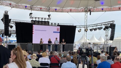 Bühnenveranstaltung des LfV Hessen zum Thema "Reichsbürger und Selbstverwalter" auf dem Hessentag in Pfungstadt. Zu sehen sind von links nach rechts die PMK-Expertin des PP Südhessen, die Leiterin der DEXT-Stelle Darmstadt-Dieburg, sowie ein Pressesprecherin und eine Dezernatsleiterin aus der Präventionsabteilung des LfV Hessen. 