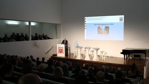 LfV-Präsident Bernd Neumann spricht auf der Bühne des 24. Herbstgesprächs des LfV Hessen im Museum Wiesbaden.