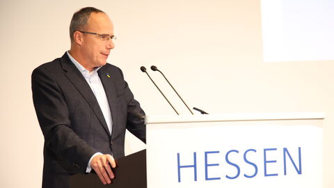 Innenminister Peter Beuth steht hinter einem Rednerpult mit der Aufschrift "Hessen"