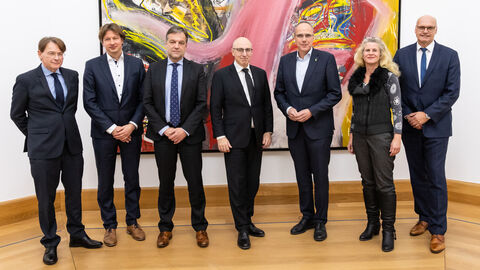 Die Teilnehmer des Herbstgesprächs (von links nach rechts): Thomas Kreutzmann, Julian Junk, Lars Otte, Sinan Selen, Hessens Innenminister Peter Beuth, Ine Dippmann und LfV-Präsident Bernd Neumann.  