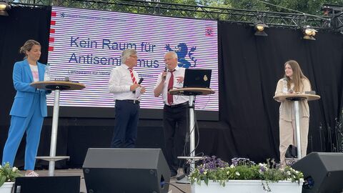 Anika Schleinzer und Dr. Roland Johne mit Moderator und Vertreterin der jüdischen Community bei Bühnenveranstaltung zu Antisemitismus auf dem Hessentag