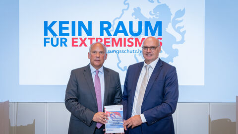 Hessens Innenminister Roman Poseck und LfV-Präsident Bernd Neumann präsentieren den Jahresbericht 2023 des LfV Hessen