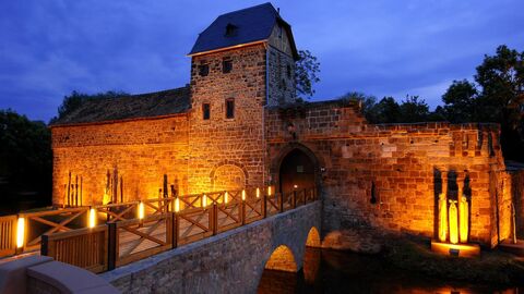 Beleuchtete Außenansicht der Burg Vilbel