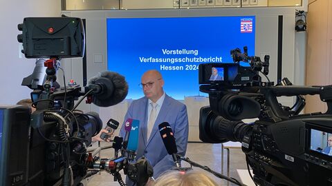 LfV-Präsident Bernd Neumann bei der Vorstellung des Jahresberichts 2024 des Landesamts für Verfassungsschutz Hessen vor mehreren Kameras