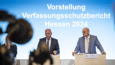 Innenminister Roman Poseck und LfV-Präsident Bernd Neumann bei der Vorstellung des Jahresberichts 2024 des LfV Hessen