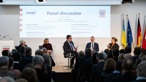 Podiumsdiskussion, von links nach rechts: Barbara Greenspan Shaiman, Katharina von Schnurbein, Moderator Michael Thaidigsmann, Daniel Neumann, Anika Schleinzer
