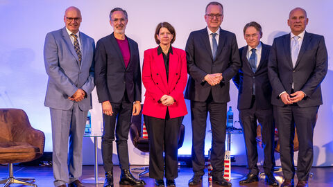 Gruppenbild der Teilnehmer des 26. Herbstgesprächs. Von links nach rechts: LfV-Präsident Bernd Neumann, Michael Götschenberg, Martina Rosenberg, Prof. Dr. Markus Ogorek, Thomas Kreutzmann und Innenminister Prof. Dr. Roman Poseck 